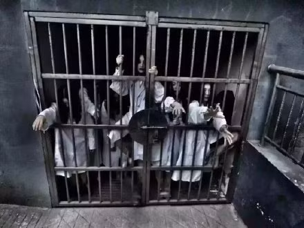 Ngoài việc trang điểm, hóa trang xuất sắc để trông giống những hồn ma thực sự, các cô gái trẻ này còn có cách diễn "không thể sâu hơn". Nhập vai, diễn xuất ăn ý và đúng chất ma mị... nhóm 7 cô gái trẻ đã tạo ra một bộ ảnh ấn tượng, "độ lạ" theo cả nghĩa đen và nghĩa bóng.