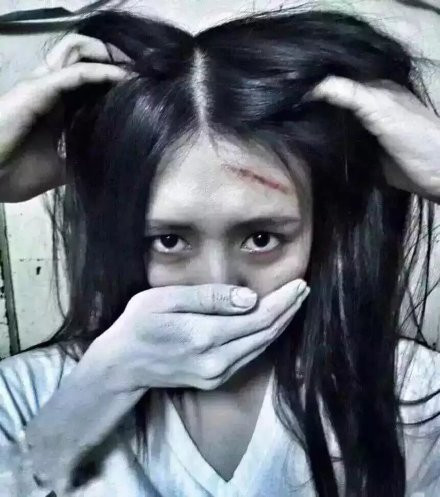 Mới đây, một bộ ảnh ma quái được cho là thực hiện bởi một nhóm nữ sinh ngành Y ở Trung Quốc đã gây chấn động mạng xã hội trong nước và quốc tế. Bộ ảnh được chia sẻ trên mạng với các mác " ảnh kỷ yếu", nhưng khi xem nó, hầu hết tất cả mọi người đều lầm tưởng đây là một bộ ảnh đón Halloween hoặc ảnh quảng cáo cho một bộ phim kinh dị. Ảnh trong bài: Sina.