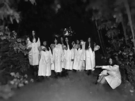 Bất chấp mọi lời nhận xét có khen, có chê... những người trong cuộc, là chủ nhân của bộ ảnh này vẫn rất vui vẻ, hãnh diện vì đã tạo ra một kỷ niệm không thể nào quên trong cuộc đời sinh viên của họ.