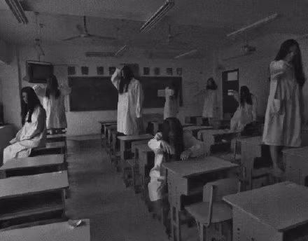 Sau khi được chia sẻ trên mạng xã hội, bộ ảnh đã tạo ra một cơn sốt thực sự. Hàng nghìn lượt chia sẻ được diễn ra chỉ trong khoảng 2 giờ đồng hồ và rất nhiều bạn trẻ đã phải hú hét ngay lập tức vì độ rùng rợn của bộ ảnh kỷ yếu có 1-0-2 này.