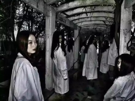 Một điều đặc biệt là, bộ ảnh kỷ yếu ma quái này được chụp bằng hoàn toàn bằng điện thoại, không phải bằng những chiếc máy ảnh DSLR đắt đỏ mà cánh nhiếp ảnh ngày nay thường sử dụng. Tuy nhiên, chính sự thô sơ, nước ảnh đặc trưng chụp từ điện thoại lại tạo ra hiệu ứng đặc biệt cho loạt ảnh kỷ yếu này.