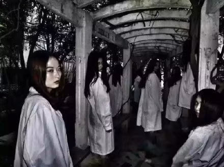 Một điều đặc biệt là, bộ ảnh kỷ yếu ma quái này được chụp bằng hoàn toàn bằng điện thoại, không phải bằng những chiếc máy ảnh DSLR đắt đỏ mà cánh nhiếp ảnh ngày nay thường sử dụng. Tuy nhiên, chính sự thô sơ, nước ảnh đặc trưng chụp từ điện thoại lại tạo ra hiệu ứng đặc biệt cho loạt ảnh kỷ yếu này.