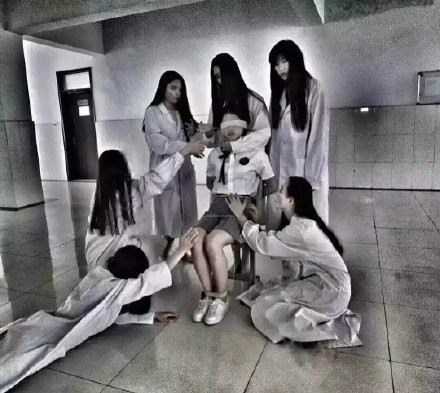 Sinh viên ở Trung Quốc và nhiều nơi khác thường có thói quen chụp ảnh kỷ yếu trong năm học cuối, trước khi ra trường. Nhưng trái với số đông thích chụp những bộ ảnh mang phong cách tươi sáng, trẻ trung và có phần sôi nổi thì nhóm nữ sinh trường Y này lại "chơi trội" bằng cách hóa thân thành những bóng ma ghê rợn, chụp ra những bức ảnh kỷ yếu khiến người xem nổi da gà.
