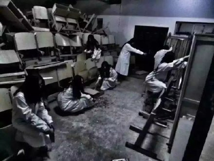 Theo tìm hiểu, chủ nhân của bộ ảnh kỷ yếu ma quái này là nhóm nữ sinh của một trường cao đẳng Y ở Trung Quốc. Với mong muốn tạo ra sự khác biệt, độc đáo, có 1-0-2, nhóm 7 nữ sinh đã nghĩ ra ý tưởng chụp ảnh kỷ yếu kinh dị với bối cảnh là một căn nhà bỏ hoang, cũ kỹ và tạo cảm giác rùng rợn ngay khi bước vào.