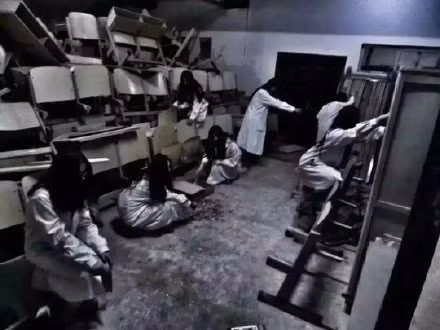 Theo tìm hiểu, chủ nhân của bộ ảnh kỷ yếu ma quái này là nhóm nữ sinh của một trường cao đẳng Y ở Trung Quốc. Với mong muốn tạo ra sự khác biệt, độc đáo, có 1-0-2, nhóm 7 nữ sinh đã nghĩ ra ý tưởng chụp ảnh kỷ yếu kinh dị với bối cảnh là một căn nhà bỏ hoang, cũ kỹ và tạo cảm giác rùng rợn ngay khi bước vào.