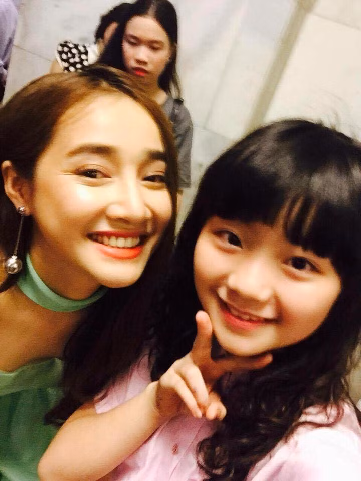 Theo nhận xét của dân mạng, chất giọng trong trẻo của bé Kim Anh đã làm bản phối, biến tấu của "Tiến quân ca" có được cái chất riêng, vừa mới lạ vừa khiến người nghe có cảm giác yêu nước trào dâng. Ngoài ra, vẻ ngoài xinh xắn của bé gái lớp 7 này cũng tạo ra nhiều ấn tượng với khán giả truyền hình.