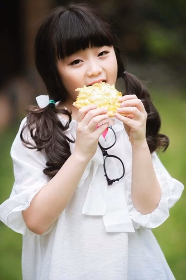 Cô bé xinh xắn từng xuất hiện trên một vài trang báo mạng, trang tin điện tử và được giới thiệu như một "ngôi sao nhí" có vẻ ngoài xinh xắn, tài năng và có cách ăn mặc đẹp.