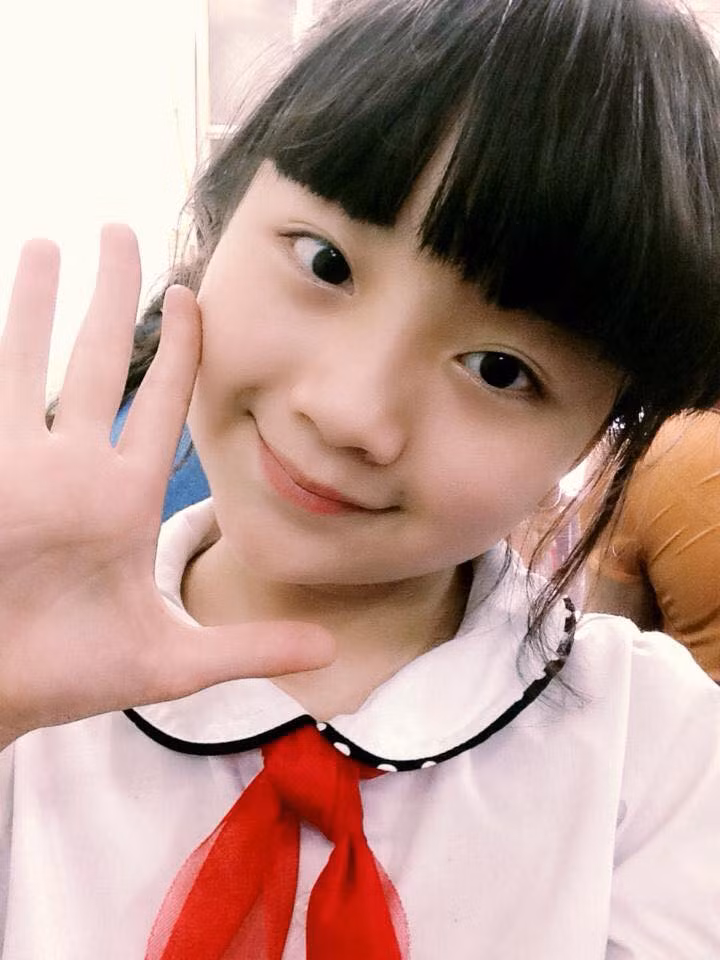 Bé gái xinh đẹp hát "Quốc ca" với chất giọng trong trẻo, gây xúc động mạnh tên thật là Nguyễn Kim Anh, đang là học sinh lớp 7, sinh sống và học tập tại Hà Nội. Kim Anh đã từng xuất hiện trong khá nhiều chương trình truyền hình của VTV trong vai trò một ca sĩ nhí và tham gia một số cuộc thi khiêu vũ.