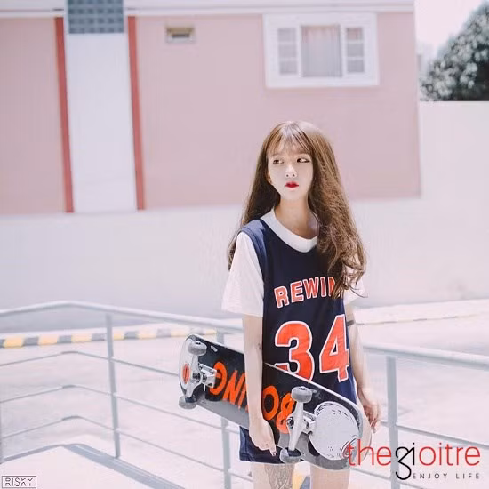 “Từ bé em đã thích chơi bán đồ hàng và khi ấy em chỉ muốn làm người bán thôi! Lớn dần nhận ra được mình có niềm đam mê với việc kinh doanh nên lên cấp 2 em cũng có tập tành kinh doanh từ một số món hàng nhỏ. Dù em biết nếu nói với bố mẹ thì chắc cũng nhận được sự hỗ trợ nào đó song em vẫn muốn tự kinh doanh độc lập để thử thách bản thân hơn. Lúc ấy em đã lấy hết 300 ngàn tiền tiết kiệm của mình để mua các sản phẩm về bán”, Uyên Nhi nhớ lại.