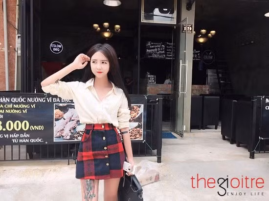 Tuy tuổi còn nhỏ nhưng Uyên Nhi tỏ ra là một cô nàng khá bản lĩnh và có niềm đam mê kinh doanh. Được biết ngay khi học lớp 8, Nhi đã tập tành kinh doanh các mặt hàng nhỏ như: kẹp tóc, móc khóa, lens, son…