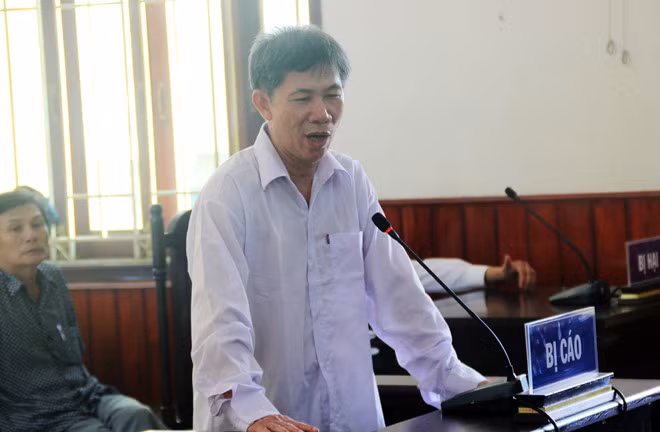 Chiều 1/10/2017, tại một quán cà phê trên đường Phan Đình Phùng (TP Quy Nhơn, Bình Định), khi đại diện doanh nghiệp đang đưa 2 bịch ni lông màu đen và màu nâu (bên trong có đựng 130 triệu đồng) cho ông Khiêm để bỏ vào túi xách thì bị lực công an phát hiện, bắt quả tang (Ảnh: Bị cáo trong phiên tòa ngày 3/8/2018).