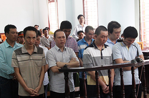 Các đối tượng đã nhận tổng cộng hơn 4 tỷ đồng của các cá nhân và doanh nghiệp. Hàng tháng hoặc từng lần vi phạm, các doanh nghiệp, cá nhân giao nộp tiền mặt hoặc chuyển khoản cho các bị cáo với số tiền ít nhất là 1 triệu đồng/tháng, nhiều nhất là 28 triệu đồng/tháng.