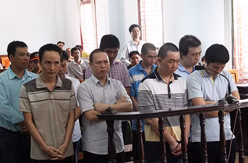 Các đối tượng đã nhận tổng cộng hơn 4 tỷ đồng của các cá nhân và doanh nghiệp. Hàng tháng hoặc từng lần vi phạm, các doanh nghiệp, cá nhân giao nộp tiền mặt hoặc chuyển khoản cho các bị cáo với số tiền ít nhất là 1 triệu đồng/tháng, nhiều nhất là 28 triệu đồng/tháng.