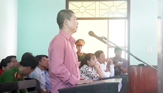 Theo cáo trạng, trong quá trình thanh tra thuế tại Công ty CP xây dựng An Nghĩa (ở TP Quy Nhơn, Bình Định), đoàn thanh tra do ông Khiêm làm trưởng đoàn phát hiện công ty này có một số sai phạm. Ông Khiêm đã gặp gỡ trực tiếp lãnh đạo công ty nói trên yêu cầu đưa 130 triệu đồng để bỏ qua một số lỗi (Ảnh: Bị cáo Khiêm trong phiên xét xử sơ thẩm ngày 20/4/2018).