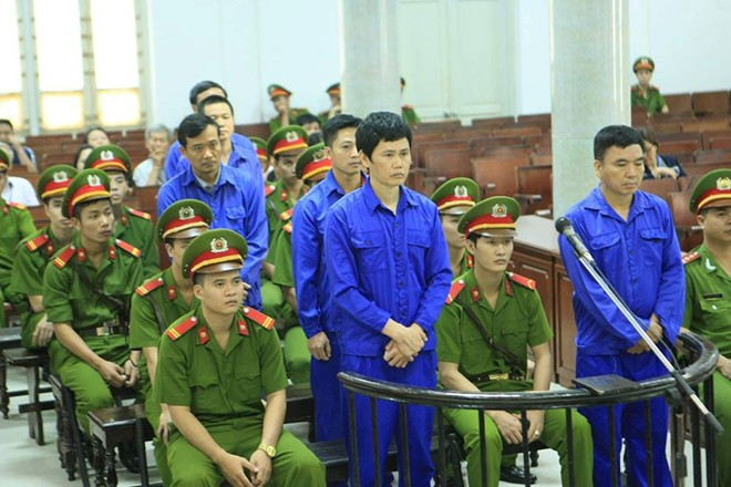 Theo đó, các bị cáo Phạm Hải Bằng lĩnh án 12 năm tù, Nguyễn Nam Thái lĩnh án 11 năm tù, Phạm Quang Duy 8 năm 6 tháng tù, Trần Quốc Đông và Nguyễn Văn Hiếu cùng lĩnh 7 năm 6 tháng tù, Trần Văn Lục bị phạt 5 năm 6 tháng tù, cùng về tội “Lợi dụng chức vụ, quyền hạn trong khi thi hành công vụ” theo quy định tại Điều 281, khoản 3 – BLHS.