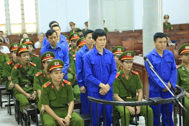 Theo đó, các bị cáo Phạm Hải Bằng lĩnh án 12 năm tù, Nguyễn Nam Thái lĩnh án 11 năm tù, Phạm Quang Duy 8 năm 6 tháng tù, Trần Quốc Đông và Nguyễn Văn Hiếu cùng lĩnh 7 năm 6 tháng tù, Trần Văn Lục bị phạt 5 năm 6 tháng tù, cùng về tội “Lợi dụng chức vụ, quyền hạn trong khi thi hành công vụ” theo quy định tại Điều 281, khoản 3 – BLHS.