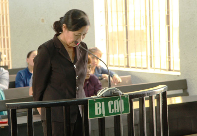 Cuối năm 2016, bà Hoa đã đòi ông Nông Văn Thụt (48 tuổi, ngụ huyện Ea Kar, vi phạm quy định về điều khiển phương tiện giao thông đường bộ) số tiền 80 triệu đồng để ông này hưởng án treo. Ông Thụt sau đó cũng bị tuyên phạt 1 năm tù giam.