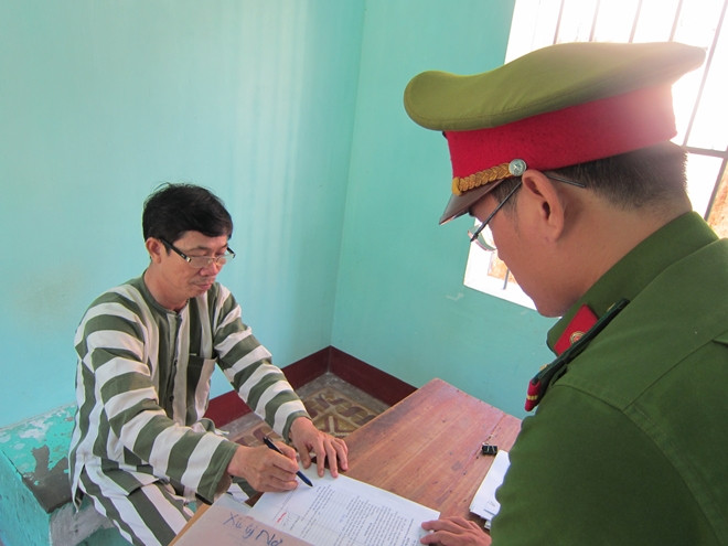  3. Trưởng phòng thanh tra cục thuế nhận 130 triệu đồng: Ngày 3/8/2018, TAND tỉnh Bình Định tuyên 8 năm tù đối với bị cáo Hồ Minh Khiêm (54 tuổi, ở TP.Quy Nhơn, Bình Định) - nguyên Trưởng phòng Thanh tra thuế Cục Thuế tỉnh Bình Định về tội Nhận hối lộ; đồng thời buộc bị cáo phải trả lại số tiền 130 triệu đồng cho bị hại.