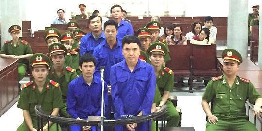 7. Quan chức đường sắt nhận 11 tỷ của nhà thầu Nhật Bản: Ngày 27/10/2015, TAND TP Hà Nội đã xét xử các bị cáo trong vụ án lợi dụng chức vụ, quyền hạn trong khi thi hành công vụ xảy ra tại Ban Quản lý các Dự án đường sắt (RPMU), thuộc Tổng Công ty Đường sắt Việt Nam.