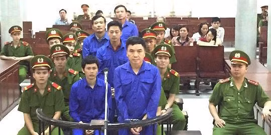 7. Quan chức đường sắt nhận 11 tỷ của nhà thầu Nhật Bản: Ngày 27/10/2015, TAND TP Hà Nội đã xét xử các bị cáo trong vụ án lợi dụng chức vụ, quyền hạn trong khi thi hành công vụ xảy ra tại Ban Quản lý các Dự án đường sắt (RPMU), thuộc Tổng Công ty Đường sắt Việt Nam.