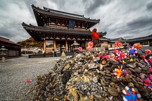 Khu đền đầy những món quà, đồ chơi nhỏ do các bậc cha mẹ gửi lại cho linh hồn con trẻ.