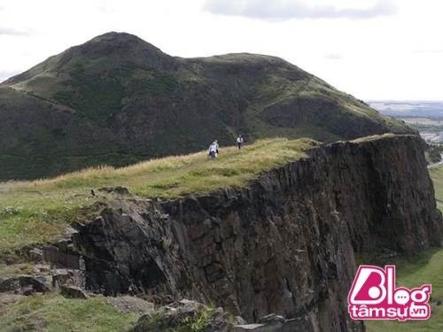 Theo thói quen thường ngày, họ bắt đầu tìm những hang động nhỏ, tuy nhiên tất cả đều vô cùng bất ngờ khi phát hiện thấy điều rất kinh ngạc.