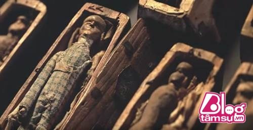 Một số người bắt đầu đặt nghi vấn về điều kỳ lạ này rất có thể liên quan đến vụ án giết 17 người địa phương cách đây 8 năm. Tại thời điểm đó, nhiều phương tiện truyền thông đã đưa tin về vụ giết người tàn bạo này khiến 17 người tử vong. Theo khám nghiệm tử thi cho biết, họ đã bị bắn đến chết.