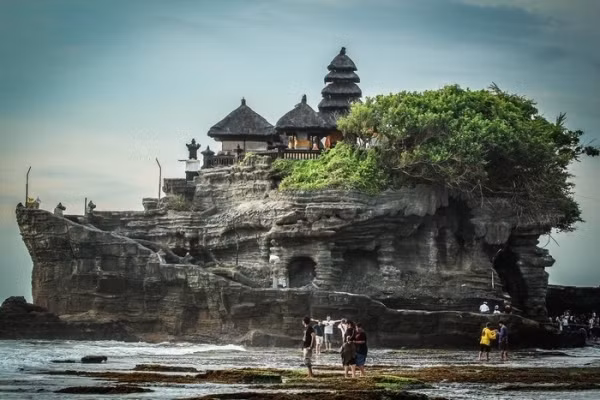 Ngôi đền Tanah Loh xinh đẹp là điểm đến không nên bỏ qua trong tour du lịch mùa hè năm nay. (Ảnh: Dagmarita Smulewicz)