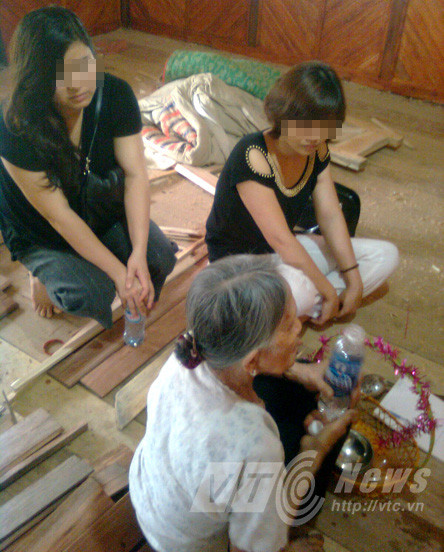 Một thầy bùa ở Tân Sơn đang làm bùa yêu cho hai cô gái từ Hà Nội,
