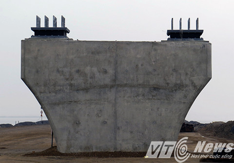 Can canh cong truong cau vuot bien dai nhat Viet Nam-Hinh-5