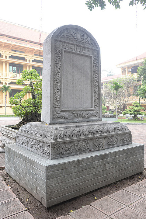 Bia điện Nam Giao là một trong những di vật có giá trị nhất còn lại của điện Nam Giao. Bia được dựng năm thứ 4, niên hiệu Vĩnh Trị, đời vua Lê Hy Tông (1679). Thân bia trang trí các đề tài đặc trưng của nghệ thuật thời Lê Trung Hưng và khắc bài ký điện Nam Giao cho biết rõ về ý nghĩa lịch sử và quá trình xây dựng điện - nơi vua và triều thần tiến hành đại lễ cầu quốc thái dân an vào đầu xuân hàng năm. Chứng kiến những thăng trầm lịch sử, bia đá Nam Giao là bằng chứng sống động về những giá trị thiêng liêng của "Quốc lễ" truyền thống. Bia điện Nam Giao là một trong những di vật có giá trị nhất còn lại của điện Nam Giao. Bia được dựng năm thứ 4, niên hiệu Vĩnh Trị, đời vua Lê Hy Tông (1679). Thân bia trang trí các đề tài đặc trưng của nghệ thuật thời Lê Trung Hưng và khắc bài ký điện Nam Giao cho biết rõ về ý nghĩa lịch sử và quá trình xây dựng điện - nơi vua và triều thần tiến hành đại lễ cầu quốc thái dân an vào đầu xuân hàng năm. Chứng kiến những thăng trầm lịch sử, bia đá Nam Giao là bằng chứng sống động về những giá trị thiêng liêng của "Quốc lễ" truyền thống.