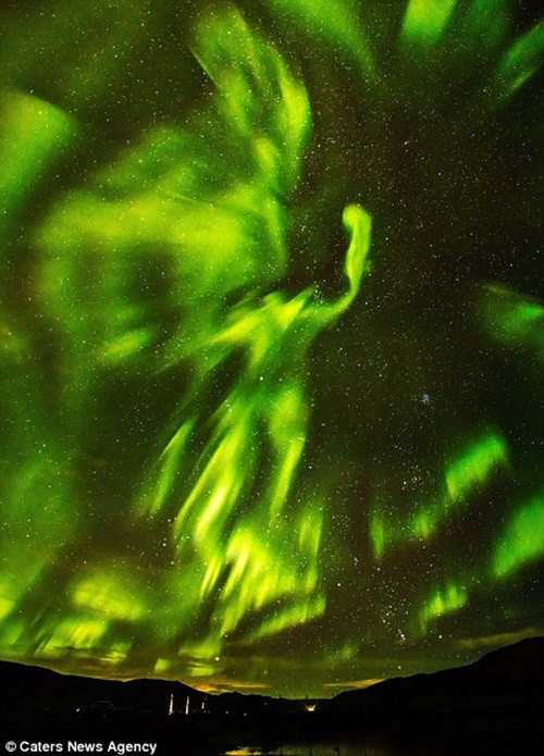 Helgason cũng chia sẻ thêm, cực quang phương Bắc chủ yếu là màu xanh lá cây kết hợp với màu vàng tuy nhiên, vào thời điểm ông tác nghiệp, thi thoảng cũng có những dải cực quang màu đỏ và xanh da trời cực kỳ lạ lẫm.