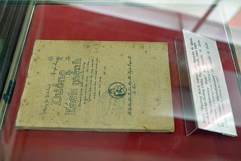 Sách Đường Kách Mệnh của Nguyễn Ái Quốc - Hồ Chí Minh, dày 100 trang in lito, xuất bản ở Quảng Châu (Trung Quốc) năm 1927. Sách tập hợp những bài giảng của Nguyễn Ái Quốc những năm 1925-1927 do Bộ Tuyên truyền của Hội Liên hiệp các dân tộc bị áp bức Á Đông ấn hành bí mật và được chuyển về nước. Đường Kách Mệnh đề cập sâu sắc việc đào tạo, bồi dưỡng đội ngũ cán bộ có tư cách đạo đức, trí tuệ của Đảng, là tài liệu định hướng cho mọi hoạt động của cách mạng Việt Nam ở thời điểm đó và các giai đoạn tiếp theo. Sách Đường Kách Mệnh của Nguyễn Ái Quốc - Hồ Chí Minh, dày 100 trang in lito, xuất bản ở Quảng Châu (Trung Quốc) năm 1927. Sách tập hợp những bài giảng của Nguyễn Ái Quốc những năm 1925-1927 do Bộ Tuyên truyền của Hội Liên hiệp các dân tộc bị áp bức Á Đông ấn hành bí mật và được chuyển về nước. Đường Kách Mệnh đề cập sâu sắc việc đào tạo, bồi dưỡng đội ngũ cán bộ có tư cách đạo đức, trí tuệ của Đảng, là tài liệu định hướng cho mọi hoạt động của cách mạng Việt Nam ở thời điểm đó và các giai đoạn tiếp theo.