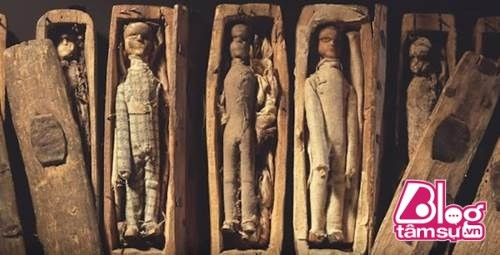 Khi mọi người đang tìm kiếm trong hang động, họ bất ngờ tìm thấy những chiếc quan tài gỗ chứa 17 con búp bê.