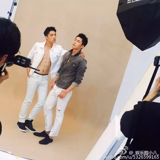 Hình ảnh hậu trường Hoàng Cảnh Du và Hứa Ngụy Châu đi chụp ảnh tạp chí mới đây vừa bị phát tán trên mạng xã hội.