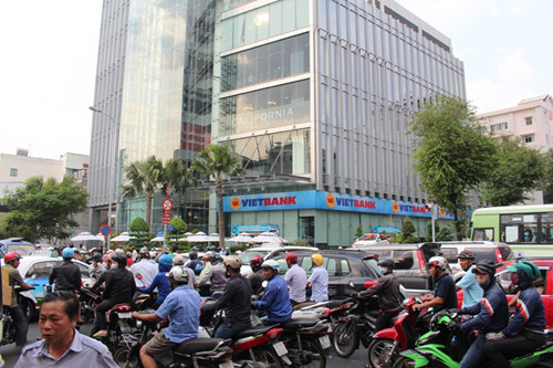 Tuy nhiên, vụ cháy đã gây ra tình trạng tắc đường cục bộ các tuyến đường Nguyễn Thị Minh Khai, Cách mạng tháng 8, Võ Văn Tần, Nguyễn Đình Chiểu...