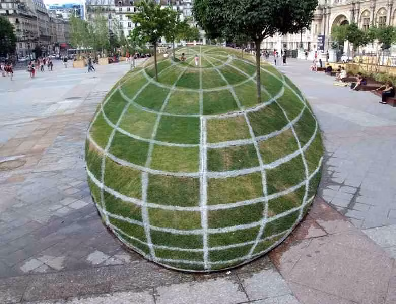 Ảo ảnh quang học tuyệt đẹp khiến người xem có cảm giác những bãi cỏ kéo dài vô tận ở bên ngoài Paris City Hall.