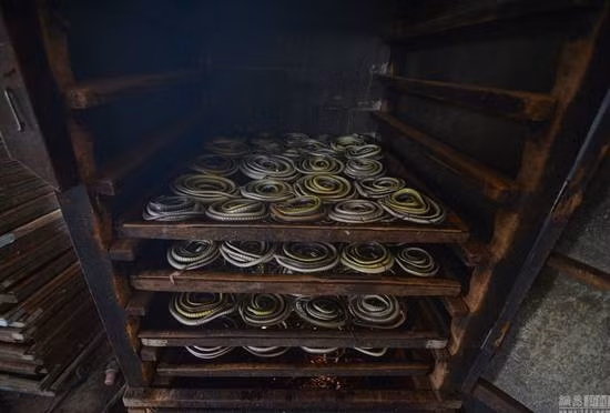 Khi quá trình phơi khô hoàn tất, da rắn sẽ được cuộn tròn và bảo quản trong nhà.