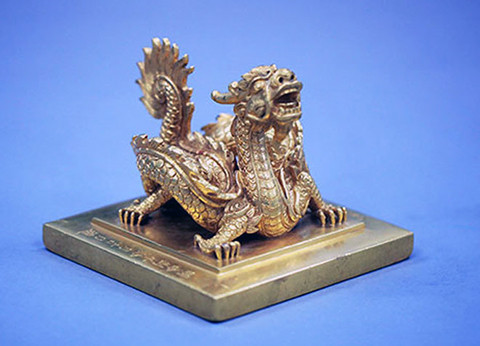 Ấn Sắc Mệnh Chi Bảo được đúc vào năm 1827, năm Minh Mệnh thứ 8. Đây là hiện vật độc bản, có vị trí đặc biệt quan trọng trong thiết chế quân chủ phong kiến Việt Nam, là biểu trưng quyền lực của triều đình, dùng để đóng trên các loại sắc phong của vương triều. Ấn được chế tạo bằng vàng, đúc, khắc công phu. Ấn Sắc Mệnh Chi Bảo được đúc vào năm 1827, năm Minh Mệnh thứ 8. Đây là hiện vật độc bản, có vị trí đặc biệt quan trọng trong thiết chế quân chủ phong kiến Việt Nam, là biểu trưng quyền lực của triều đình, dùng để đóng trên các loại sắc phong của vương triều. Ấn được chế tạo bằng vàng, đúc, khắc công phu.