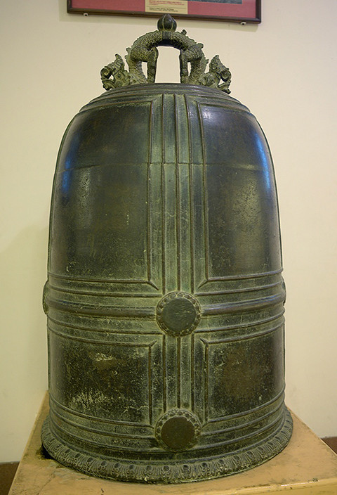 Chuông Vân Bản bằng đồng, cao 127 cm, đường kính miệng 80 cm, có niên đại thế kỷ 13-14 dưới thời Trần. Chuông được trang trí bởi các cánh sen kép. Quai chuông có hai con rồng đấu lưng vào nhau, chỏm quai được tạo bởi hình búp sen, thân rồng trang trí vẩy cá chép. Hiện tại, chiếc chuông bị sứt mất chân rồng. Chuông Vân Bản được tìm thấy tại vùng biển Đồ Sơn (Hải Phòng) vào năm 1958. Đây là cổ vật độc bản, gắn với chùa Vân Bản, tháp Tường Long ở vùng Đồ Sơn, giúp cho việc nghiên cứu lịch sử, chức danh và Phật giáo ở thời Trần. Chuông Vân Bản bằng đồng, cao 127 cm, đường kính miệng 80 cm, có niên đại thế kỷ 13-14 dưới thời Trần. Chuông được trang trí bởi các cánh sen kép. Quai chuông có hai con rồng đấu lưng vào nhau, chỏm quai được tạo bởi hình búp sen, thân rồng trang trí vẩy cá chép. Hiện tại, chiếc chuông bị sứt mất chân rồng. Chuông Vân Bản được tìm thấy tại vùng biển Đồ Sơn (Hải Phòng) vào năm 1958. Đây là cổ vật độc bản, gắn với chùa Vân Bản, tháp Tường Long ở vùng Đồ Sơn, giúp cho việc nghiên cứu lịch sử, chức danh và Phật giáo ở thời Trần.