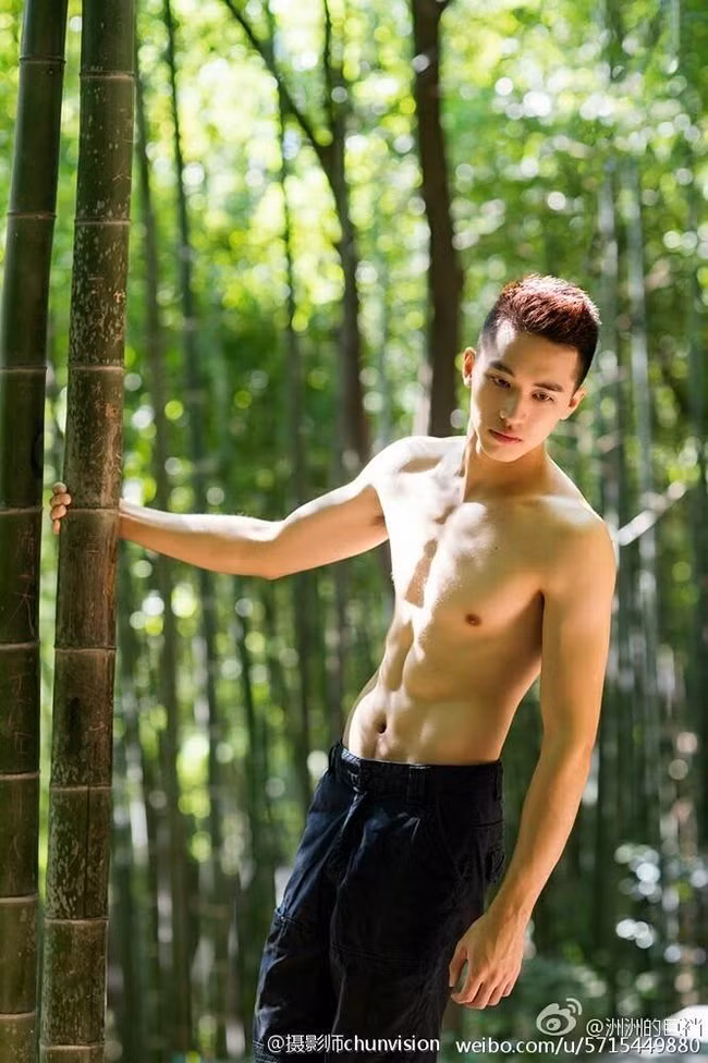 Hứa Ngụy Châu sinh năm 1994, sở hữu gương mặt điển trai cùng thân hình cơ bắp vạm vỡ.