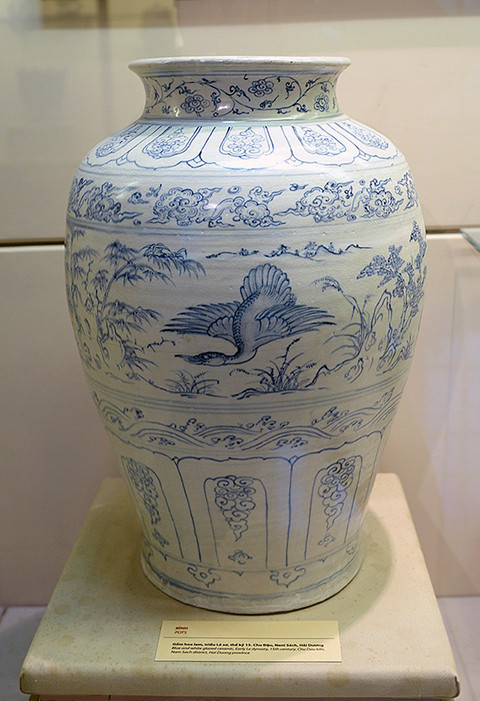 Bình gốm hoa lam vẽ thiên nga cao 56,5 cm, có niên đại triều Lê sơ (thế kỷ 15-16). Chiếc bình có 7 băng hoa văn: hoa dây, cánh sen kép trong có xoắn ốc, vân mây dải hình khánh, thiên nga, sóng nước, lá đề, phong cảnh, lá đề xen lẫn bốn chim thiên nga với các tư thế bay đậu khác nhau. Những hoa văn trang trí trên mang đậm truyền thống vùng đồng bằng Bắc Bộ, phản ánh đỉnh cao nghệ thuật chế tạo đồ gốm thời Lê sơ. Bình gốm thiên nga được sản xuất tại làng gốm Chu Đậu (nay thuộc Nam Sách, Hải Dương) - một trong những trung tâm sản xuất gốm lớn nhất nước thời ấy. Chiếc bình là một trong những cổ vật được khai quật tại tàu đắm ở Cù Lao Chàm (năm 1999-2000). Bình gốm hoa lam vẽ thiên nga cao 56,5 cm, có niên đại triều Lê sơ (thế kỷ 15-16). Chiếc bình có 7 băng hoa văn: hoa dây, cánh sen kép trong có xoắn ốc, vân mây dải hình khánh, thiên nga, sóng nước, lá đề, phong cảnh, lá đề xen lẫn bốn chim thiên nga với các tư thế bay đậu khác nhau. Những hoa văn trang trí trên mang đậm truyền thống vùng đồng bằng Bắc Bộ, phản ánh đỉnh cao nghệ thuật chế tạo đồ gốm thời Lê sơ. Bình gốm thiên nga được sản xuất tại làng gốm Chu Đậu (nay thuộc Nam Sách, Hải Dương) - một trong những trung tâm sản xuất gốm lớn nhất nước thời ấy. Chiếc bình là một trong những cổ vật được khai quật tại tàu đắm ở Cù Lao Chàm (năm 1999-2000).