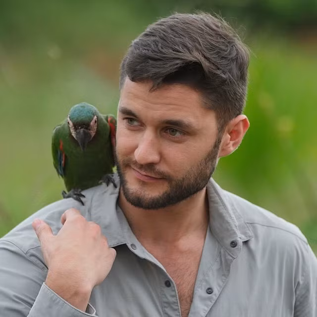 Phil Torres dễ dàng làm bạn, thân thiện với những động vật hoang dã để chụp được những bức ảnh độc đáo, chân thực.