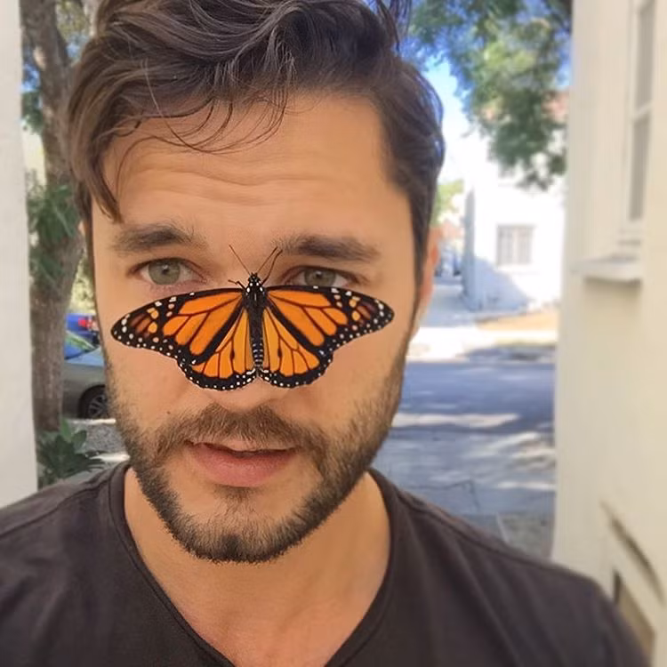 Phil Torres là một nhà tự nhiên học, nhà bảo tồn sinh học ngoài ra anh còn là một phóng viên khoa học, nhà sản xuất, chủ xị chương trình truyền hình, nhiếp ảnh gia vô cùng tài năng. Thế giới động vật hoang dã qua những bức ảnh của chàng trai đa tài này vô cùng ấn tượng và sống động.