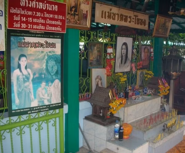 Bên trong đền thờ với nhiều hình phác họa chân dung nàng Nak khác nhau. (Ảnh: Wikimedia)