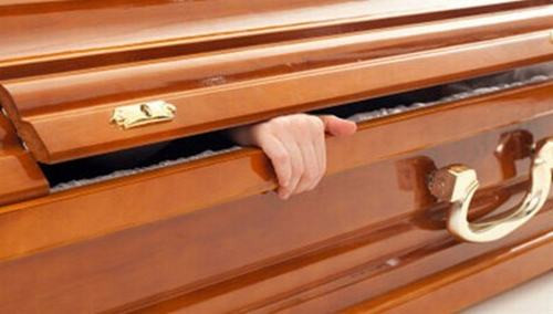 Cụ bà 92 tuổi sống lại sau khi được cho vào quan tài. Một nhân viên làm việc tại phong tang lễ ở thành phố Gelsenkirchen, Đức đã ngất đi vì sốc khi chứng kiến một cụ bà được xác định đã qua đời đột nhiên tự mở nắp quan tài của mình ngồi dậy và thều thào: "Tôi đang ở đâu đây?". Một người còn ngất ngay tại chỗ khi chứng kiến cảnh tượng lạ lùng này. Cụ bà đã 92 tuổi này được các bác sĩ kết luận đã qua đời tại viện dưỡng lão nơi bà đang sinh sống. Sau đó thi thể của bà đã được các nhân viên đưa tới nhà tang lễ Munstermann của thành phố để tiến hành chôn cất. 