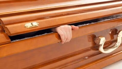 Cụ bà 92 tuổi sống lại sau khi được cho vào quan tài. Một nhân viên làm việc tại phong tang lễ ở thành phố Gelsenkirchen, Đức đã ngất đi vì sốc khi chứng kiến một cụ bà được xác định đã qua đời đột nhiên tự mở nắp quan tài của mình ngồi dậy và thều thào: "Tôi đang ở đâu đây?". Một người còn ngất ngay tại chỗ khi chứng kiến cảnh tượng lạ lùng này. Cụ bà đã 92 tuổi này được các bác sĩ kết luận đã qua đời tại viện dưỡng lão nơi bà đang sinh sống. Sau đó thi thể của bà đã được các nhân viên đưa tới nhà tang lễ Munstermann của thành phố để tiến hành chôn cất. 