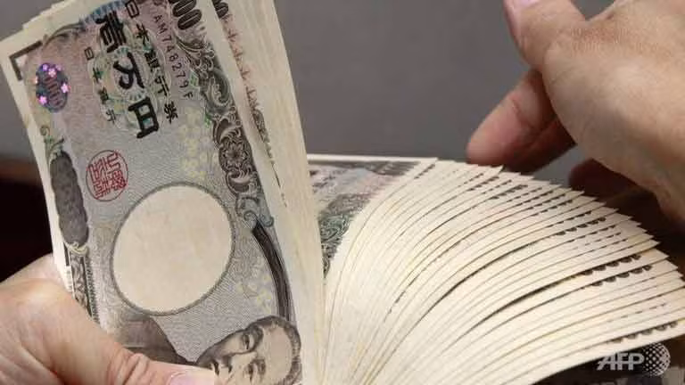 Cụ bà "lừa tình" chiếm đoạt 4 triệu USD. Một cụ bà 77 tuổi ở Shizuoka (Nhật Bản) đã dùng “mỹ nhân kế” để chiếm đoạt 4 triệu USD tiền mặt của một cụ ông 79 tuổi. Cặp tình nhân già bắt đầu “hẹn hò” từ tháng 6/2000, theo đó cụ bà U80 liên tục đòi cụ ông đưa tiền để trả cho một người đàn ông mà bà sẽ phải kết hôn nếu không trả nợ. Cụ bà lừa tình này còn tự sắm cho mình một căn hộ chung cư sang trọng tọa lạc ở trung tâm Shizuoka. Năm 2013 khi tình cảm rạn nứt, cụ ông đã kiện cụ bà ra tòa để đòi lại toàn bộ số tiền 4 triệu USD. Tuy nhiên, các quan chức tòa án cho biết, cụ bà hiện không có khả năng và cũng không có ý định để trả nợ.