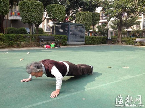 Cụ bà 81 tuổi chống đẩy 100 cái mỗi ngày. Mỗi buổi sáng, cụ bà 81 tuổi Li Guochuan ở thành phố Hạ Môn, tỉnh Phúc Kiến, Trung Quốc đều thức dậy từ 5 giờ sáng và chào ngày mới bằng màn chống đẩy liên tục 100 cái trong vòng 5 phút, Dù đã bước qua tuổi 81 từ hồi tháng Bảy, đến nay cụ bà có khả năng kỳ lạ vẫn luyện tập bóng rổ và chống đẩy mỗi ngày.