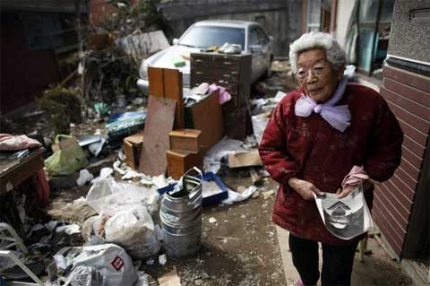 Cụ bà sống sót sau 3 trận sóng thần. Bà cụ 86 tuổi người Nhật Bản này đã sống sót qua những trận sóng thần sau động đất mạnh 8,1, thậm chí 9,5 độ richter và trận sóng thần 10m sau động đất 8,9 độ richter kinh hoàng năm 2012. Với bà Suzuki, ký ức đau thương nhất là ở trận động đất năm 1960 ở mạnh tới 9,5 độ richter. Người con lớn của bà, anh Kazuo, khi đó mới 20 tuổi, đã qua đời trong thảm họa sóng thần sau đó.